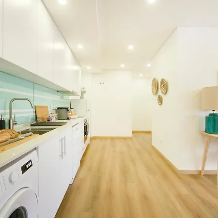 アパート Beachside Modern Flat With Ac, By Timecooler セトゥーバル